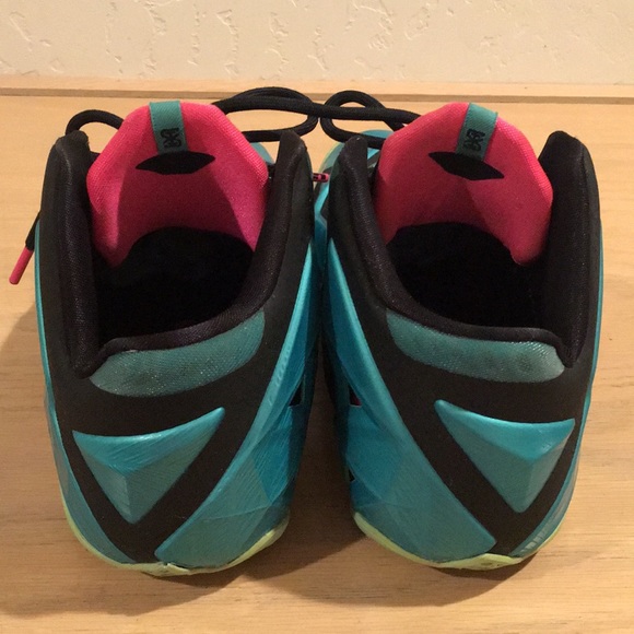 LeBron James shoes - Picture 4 of 4